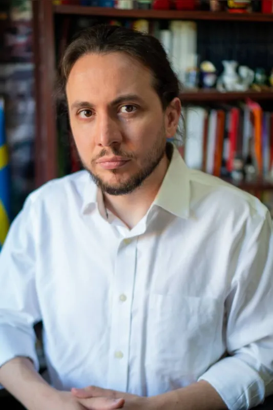 Professor, escritor e analista de pesquisa de mercado, João fernando de Lima Parra é apaixonado por romances policiais