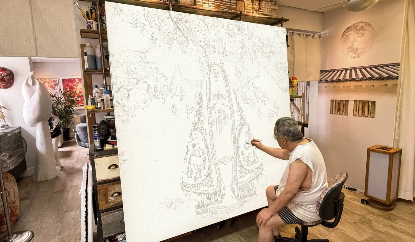 O artista plástico Carlos Kubo trabalhando no quadro:  "Quem for visitar a tela em Londrina terá a oportunidade de conhecer todos os esboços feitos antes da aprovação final"