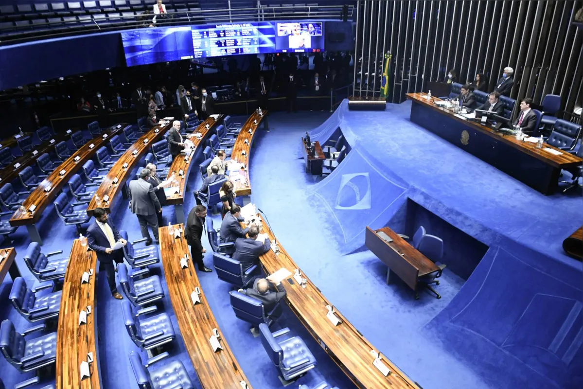 Plenário do Senado Federal durante sessão deliberativa ordinária semipresencial.

Na ordem do dia, a Proposta de Emenda à Constituição n° 1, de 2022 (PEC 1/2022), que prevê auxílio diesel a caminhoneiros autônomos e medidas para atenuar o impacto do aumento do preço dos combustíveis sobre a população, como aumento do valor do vale-gás e o Auxílio Brasil.

Mesa: 
senador Marcos do Val (Podemos-ES);
presidente do Senado Federal, senador Rodrigo Pacheco (PSD-MG);
secretário-geral-adjunto da Mesa do Senado Federal, Ivan Furlan Falconi.

Em pronunciamento, à bancada, senador Jean Paul Prates (PT-RN).

Foto: Jefferson Rudy/Agência Senado