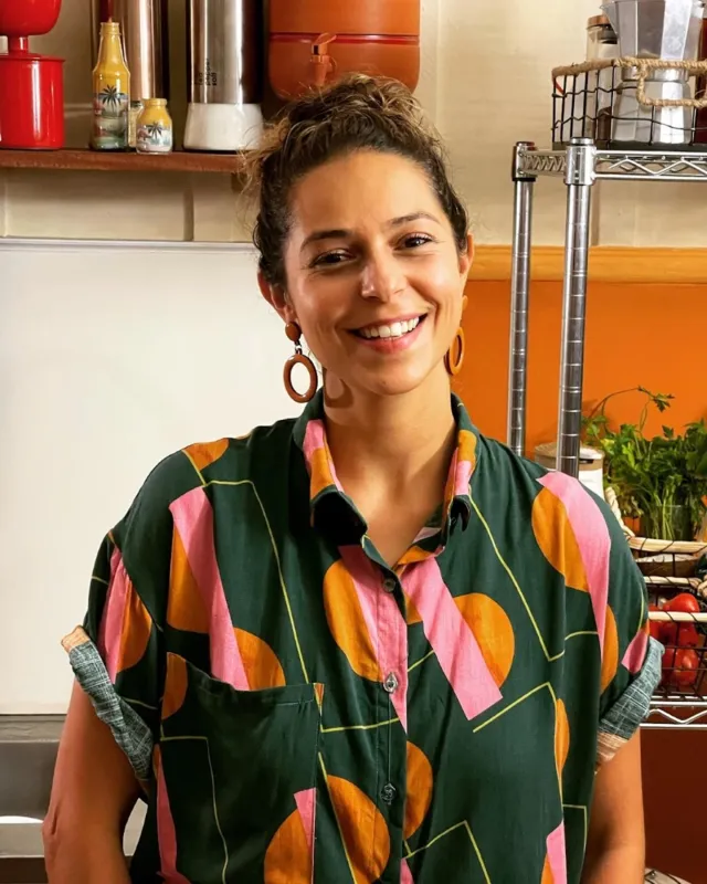 Sabrina Demozzi, roteirista e cozinheira,  apresenta a série que está disponível no YouTube