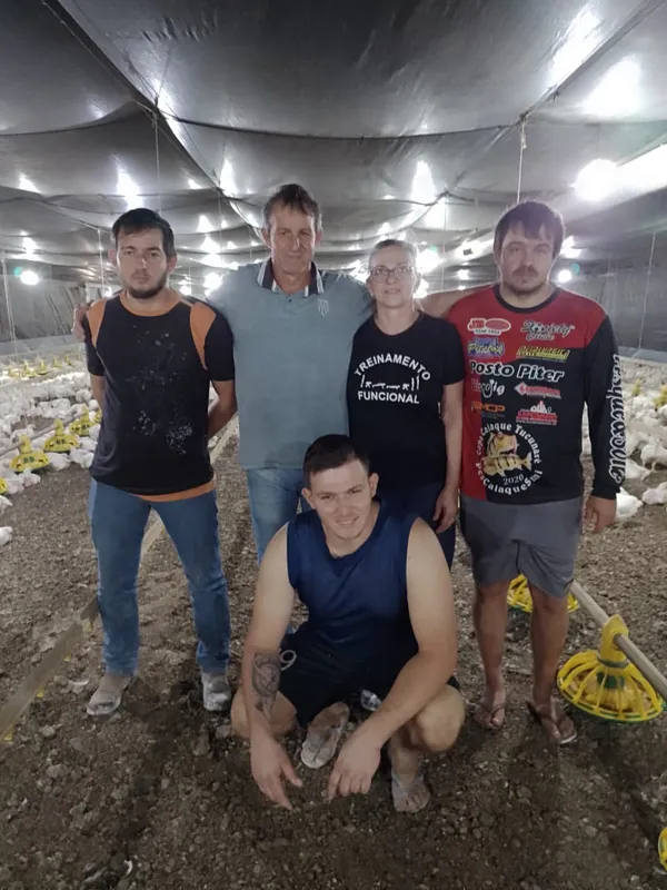 O produtor rural José Felisberto com a esposa, Ilza, e os filhos Aldair, Daniel e Gabriel: família começou o preparo para estruturar sucessão