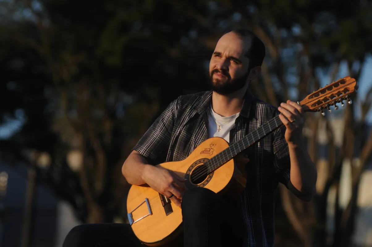 Tiago Luziano, violeiro: "A música sertaneja de raiz sempre tem uma viola e uma sanfona bem tocadas, infelizmente eses elementos não estão presentes no que chamam 'sertanejo universitário"