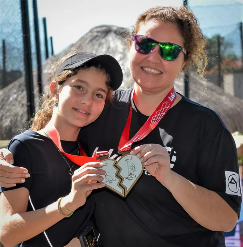 Alice Scarquetti com a mãe Natasha Montemor