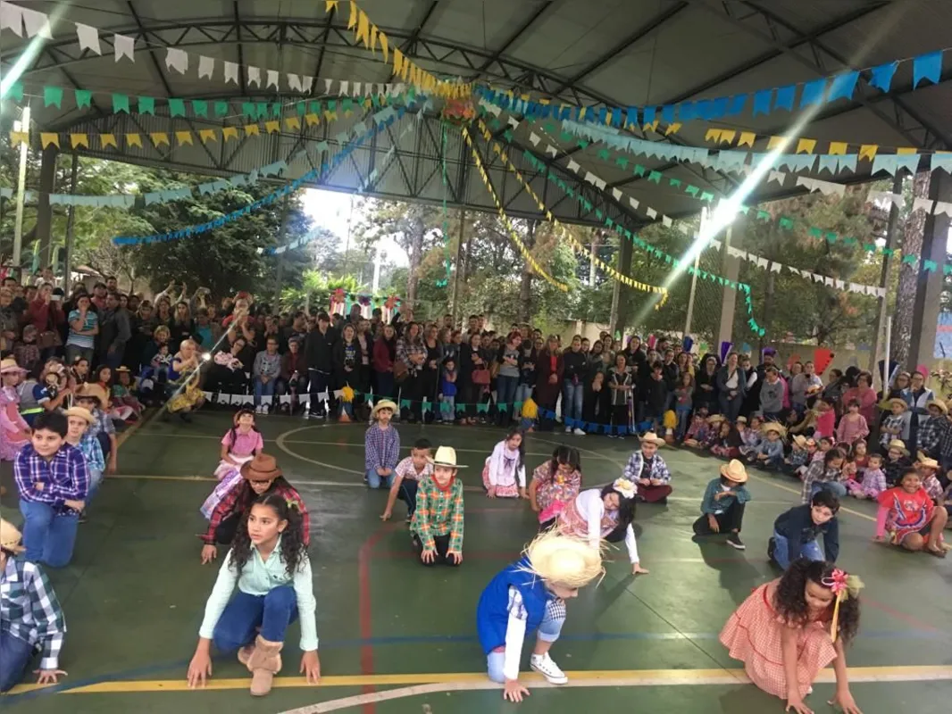 Escola Municipal Carlos Dietz: danças incluem conhecimentos das aula de Arte e Educação Física