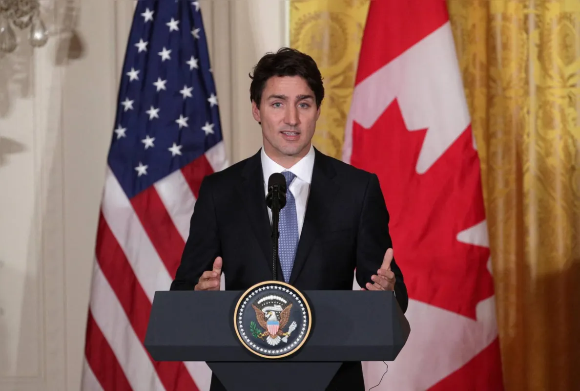 "Basta olhar para o sul da fronteira para saber que, se não agirmos com firmeza e rapidez, ficará cada vez pior e mais difícil de combater", afirmou Trudeau