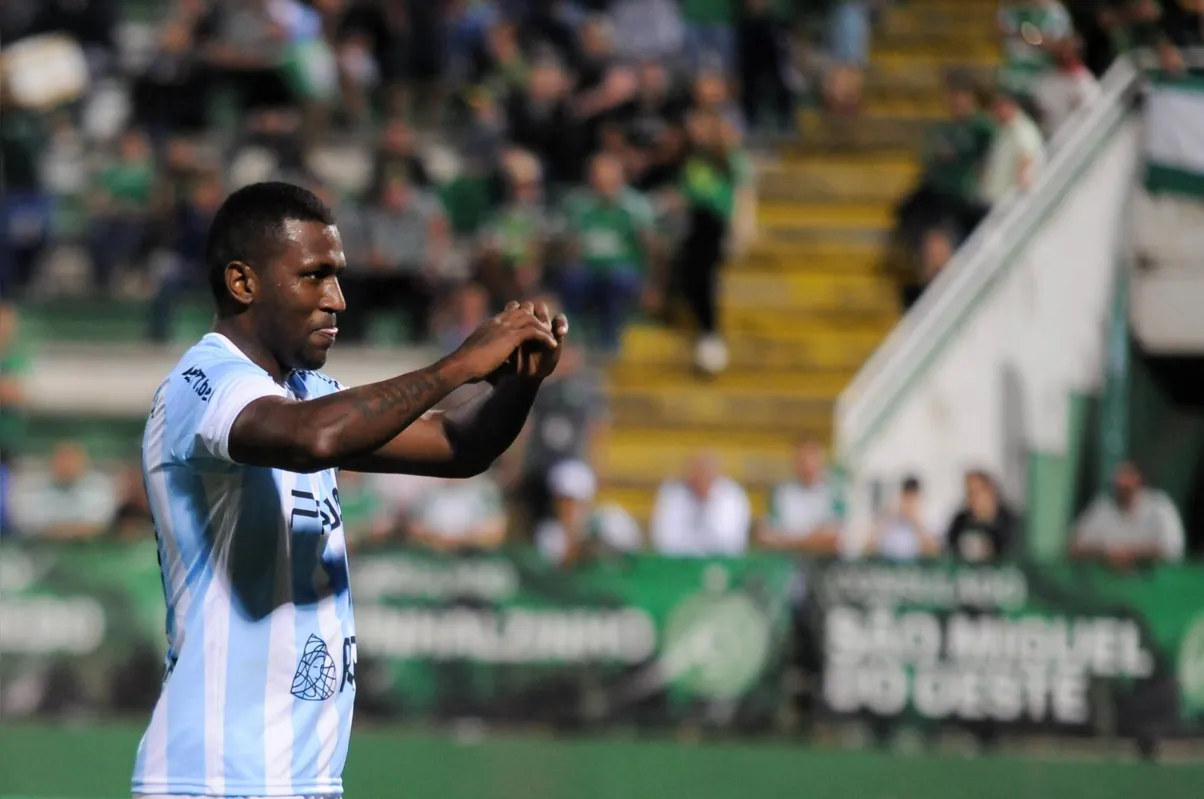 CHAPECÃ,SC,05.07.2022:CHAPECOENSE-LONDRINA-CAMPEONATO-BRASILEIRO-SÃRIE-B - O jogador Douglas Coutinho comemora gol durante partida entre Chapecoense e Londrina , vÃ¡lido pelo Campeonato Brasileiro SÃ©rie B, realizado na cidade de ChapecÃ³, SC, nesta terÃ§a-feira, 05. (Foto: Tarla Wolski/Futura Press/Folhapress)