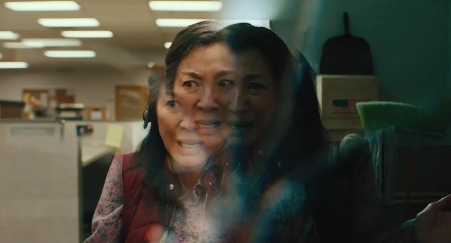 A atriz Michelle Yeoh,no papel de Evelyn Kwan, é uma das presenças marcantes do filme