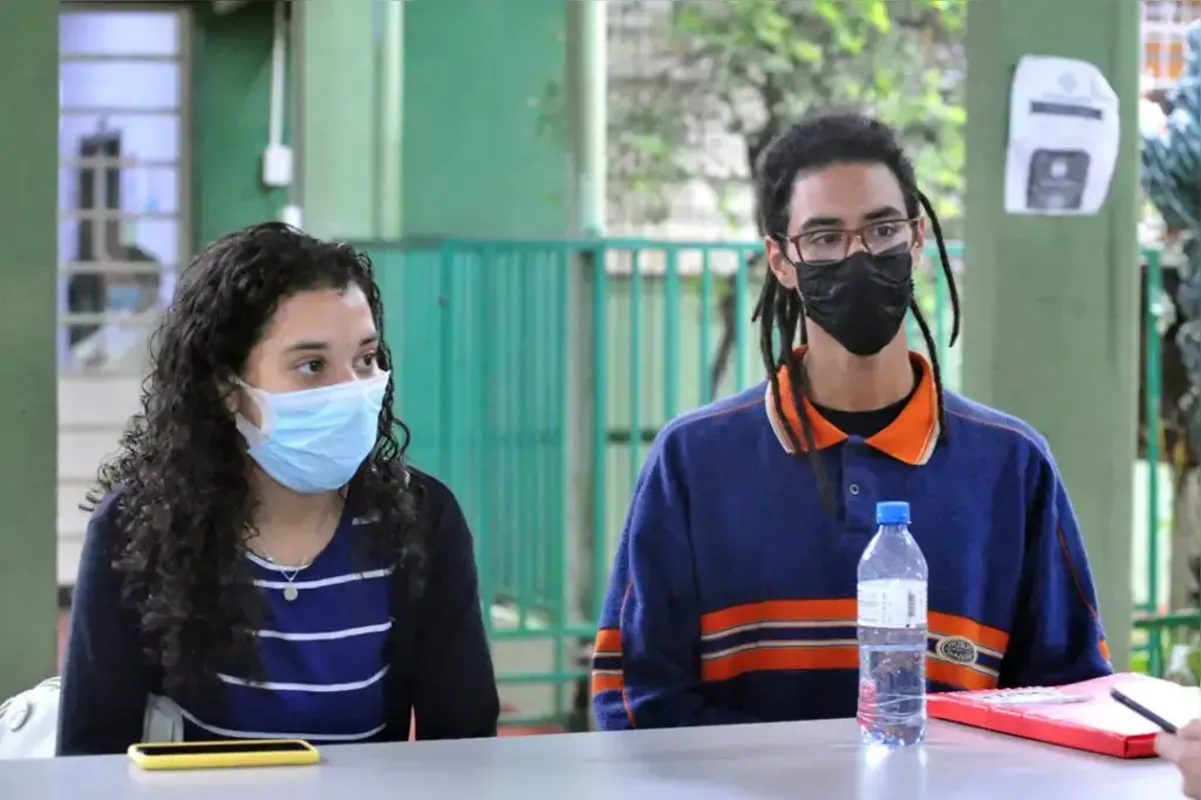 Giovana Pompeo Marcelino e Matheus da Conceição do Nascimento, do curso de Ciências Sociais, participaram das visitas