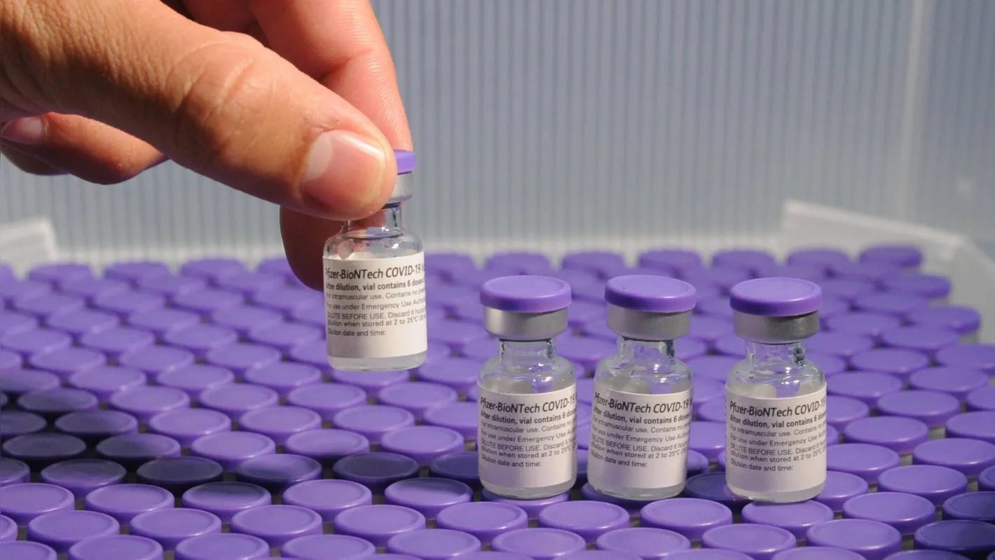 A vacinação contra a Covid-19, que já chegou a atingir o patamar de 15 mil doses diárias aplicadas em Londrina, está hoje em um nível muito baixo, em 900 doses diárias, segundo a avaliação do Secretário Municipal de Saúde, Felippe Machado.