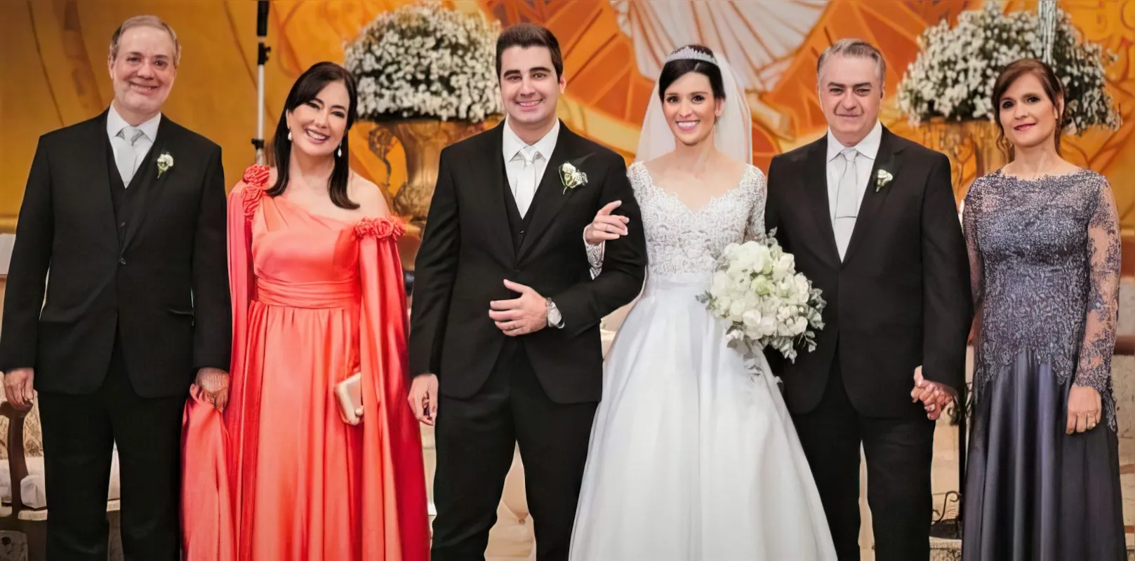 O elegante casal  com seus pais na recepção no buffet Planalto.