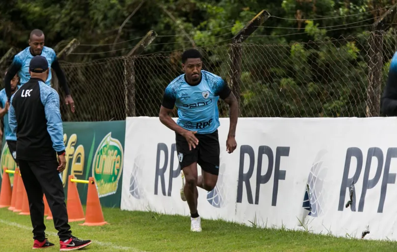 Desfalque em Porto Alegre, Gabriel Santos voltou a treinar e deve reaparecer no LEC diante do CSA