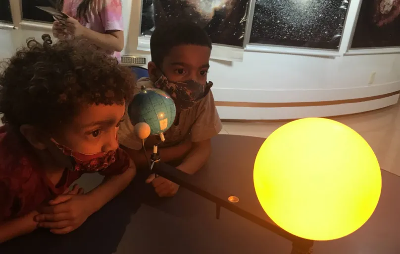 Isaac, quatro anos, foi ao Planetário com o primo Miguel Freitas, cinco anos, que veio do Rio de Janeiro