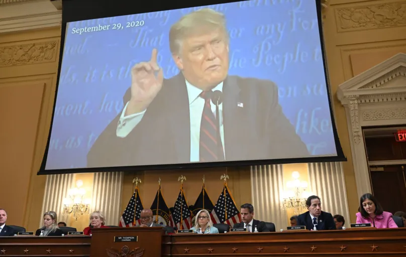 Uma imagem de vídeo do ex-presidente Trump é vista em uma tela durante uma audiência do Comitê de Seleção da Câmara para Investigar o Ataque de 6 de janeiro ao Capitólio dos EUA