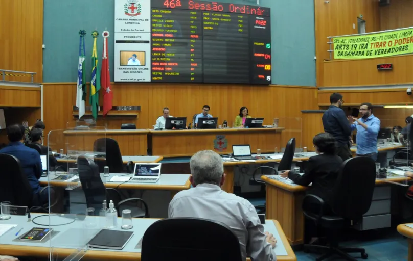 Os vereadores e as vereadoras da Câmara de Londrina se reuniram na tarde desta quinta-feira (14) para a 46ª sessão ordinária de 2022, com transmissão ao vivo pelo Facebook e Youtube.