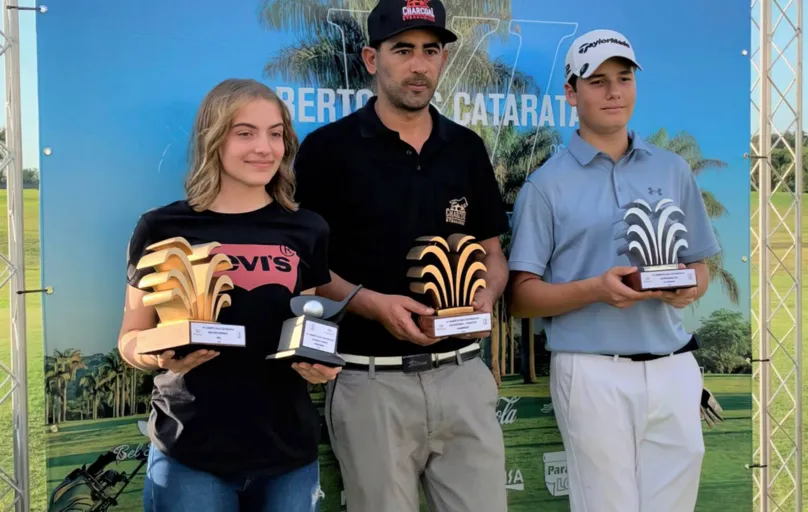Os golfistas do LGC Ana Helena Cunha, Ricardo Correia e Ricardo Queirolo na premiação
