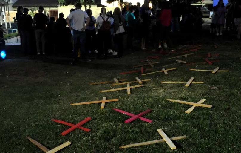 Crucifixos foram espalhados pelo gramado da praça do Conjunto Parigot de Souza.