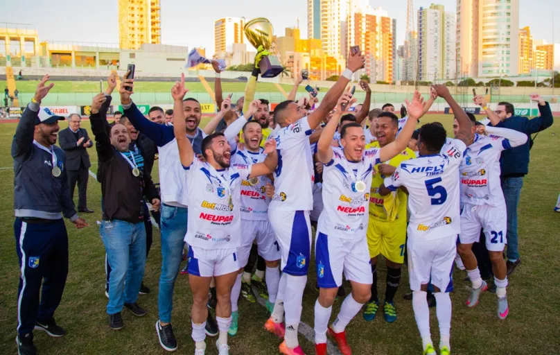 jogadores do Foz comemoram o título da Divisão de Acesso do Paranaense