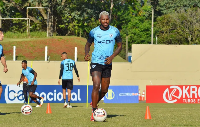 Douglas Coutinho foi substituído em Porto Alegre com dores musculares e é dúvida para o jogo de sábado com o CSA