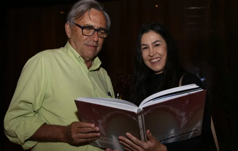 Os sempre elogiados dentistas Amauri Silveira e Ana Paulo Dalmolin, durante o lançamento do importante livro