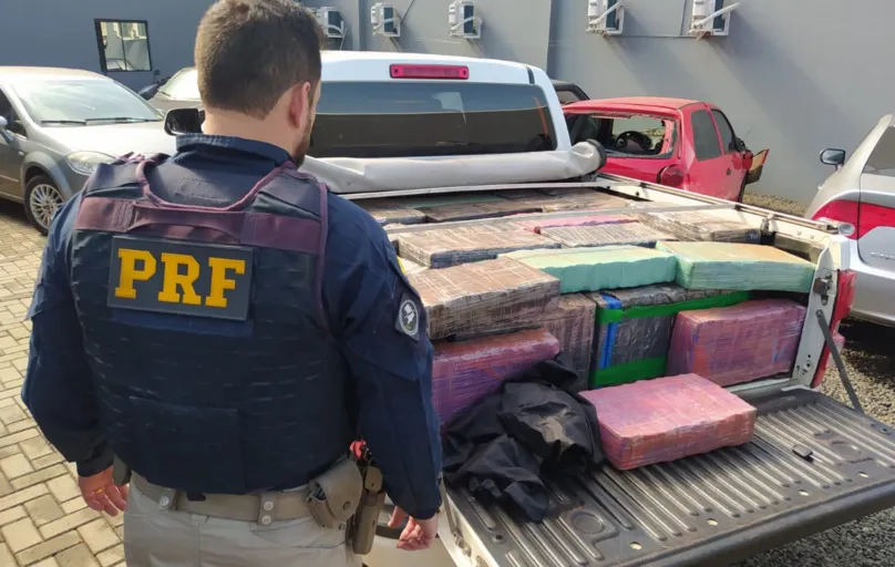 A droga estava sendo transportada por um homem que conduzia uma caminhonete roubada e com placas clonadas.