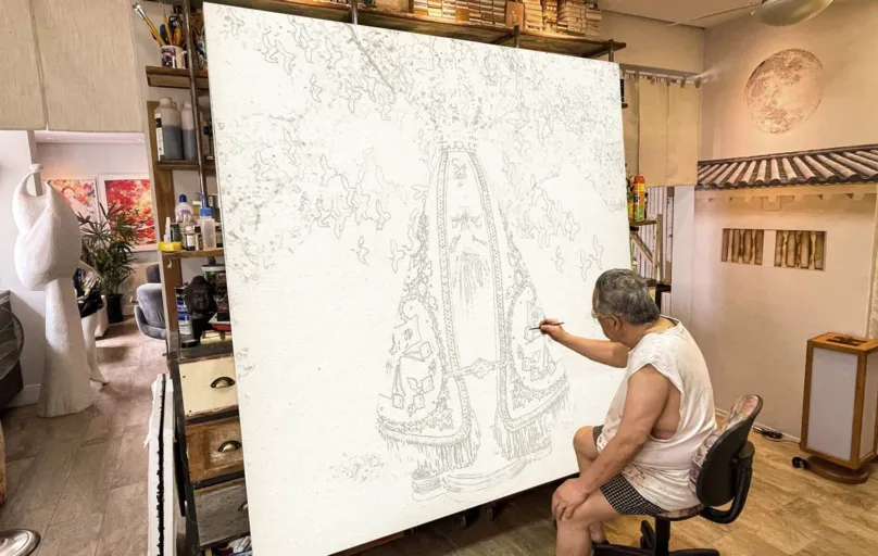 O artista plástico Carlos Kubo trabalhando no quadro:  "Quem for visitar a tela em Londrina terá a oportunidade de conhecer todos os esboços feitos antes da aprovação final"