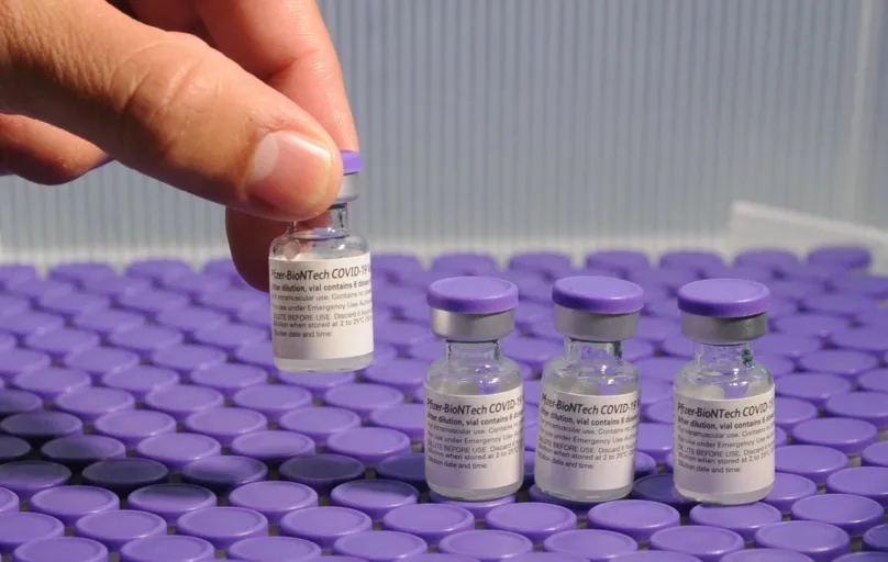 A vacinação contra a Covid-19, que já chegou a atingir o patamar de 15 mil doses diárias aplicadas em Londrina, está hoje em um nível muito baixo, em 900 doses diárias, segundo a avaliação do Secretário Municipal de Saúde, Felippe Machado.