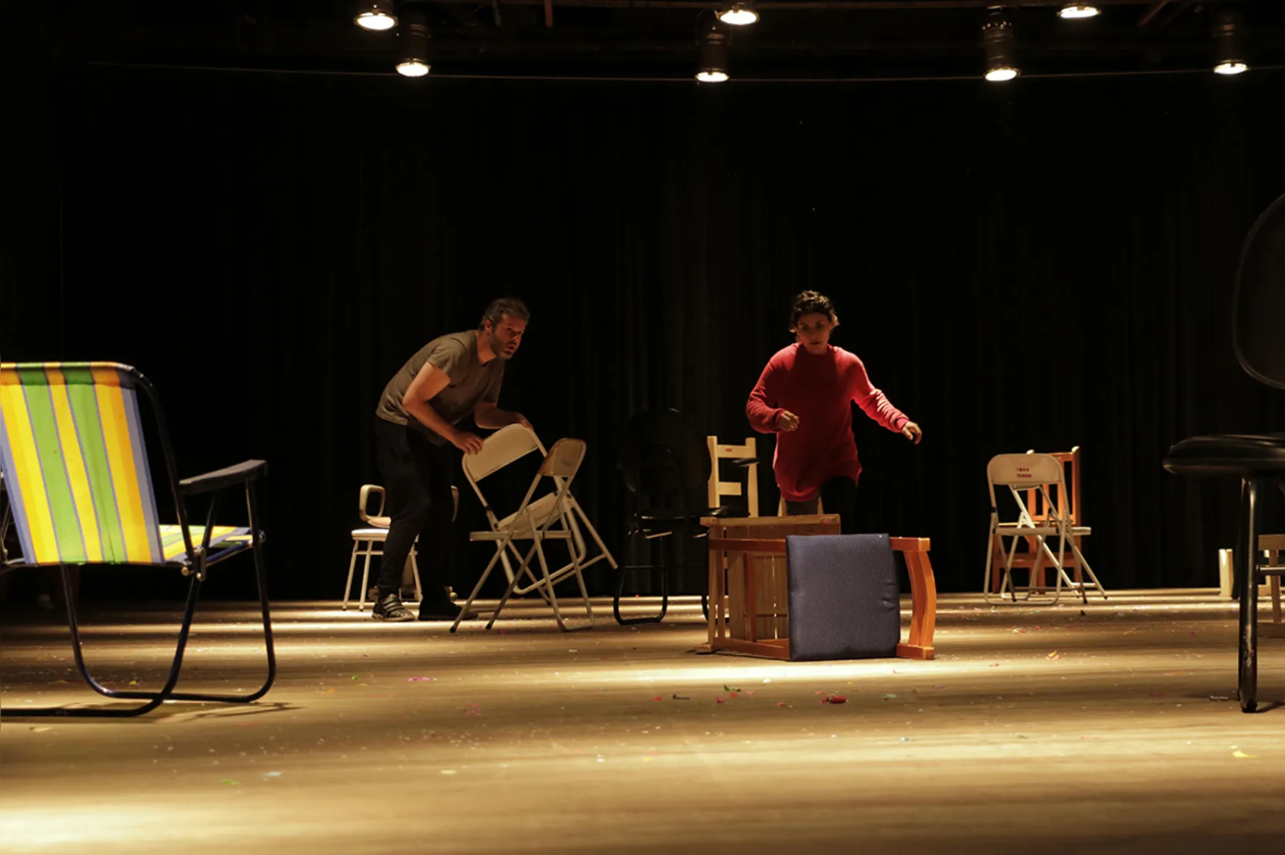 Em Levante!, os artistas empilham cadeiras, montam e desmontam a cena fazendo alusão às relações do corpo com o espaço e aos vínculos na convivência humana