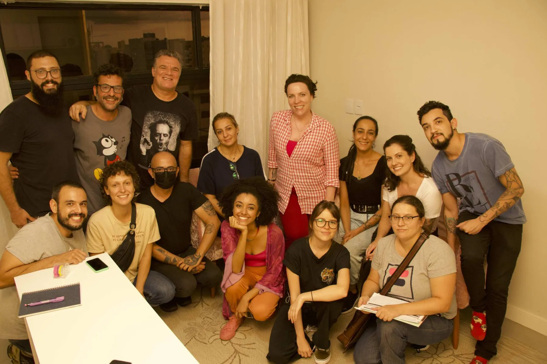 O elenco e a equipe de produção de "O Céu Sobre Londrina". filme marca a estreia de Adriano Garib como diretor