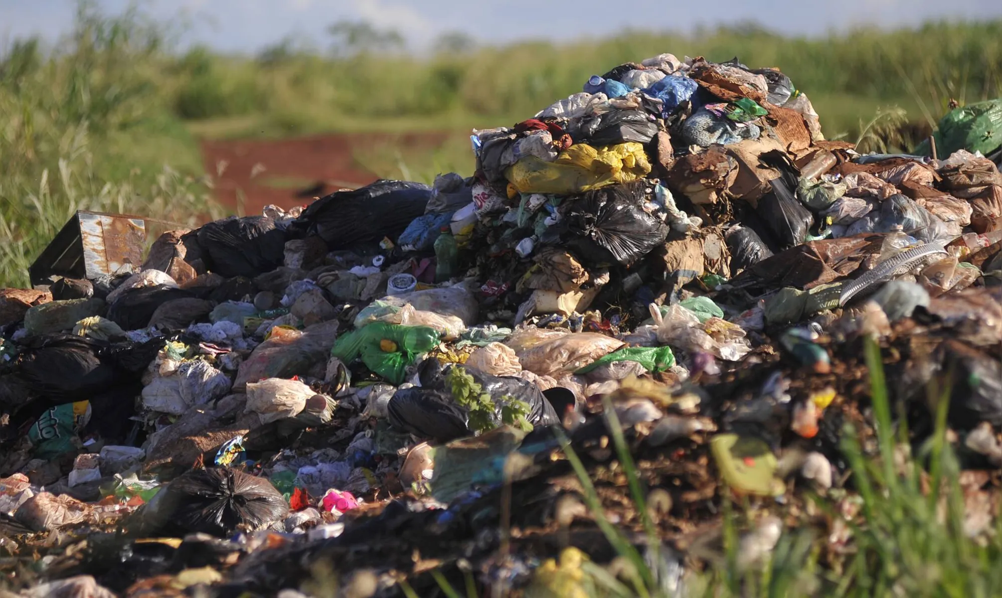 Assembléia Legislativa derrubou veto do governador para permitir que o Paraná receba resíduos sólidos urbanos e resíduos industriais Classes I e II de outros estados