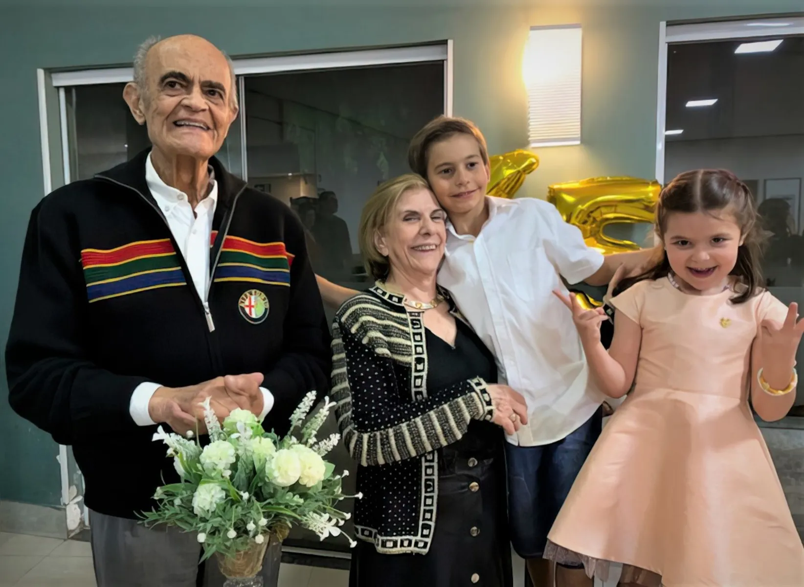 O médico Lauro de Castro Beltrão e a advogada Ana Carlota de Almeida com os netos Davi Matheus e Maria Antonella Brites de Almeida