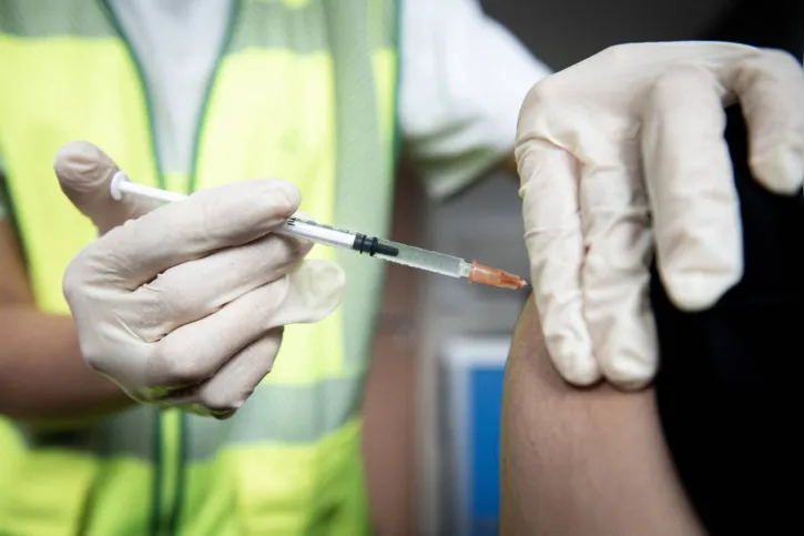 Atualmente, a vacina Jynneos, da farmacêutica dinamarquesa Bavarian Nordic, é o único imunizante licenciado no mundo para a varíola dos macacos