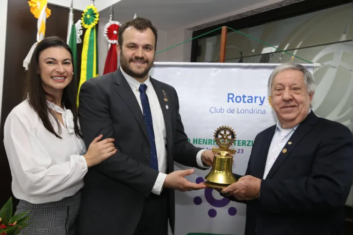 Talita Isis, o novo presidente Paulo Henrique  Terziotti e José Pelayo Sanches, que foi governador do Distrito 4710 do Rotary