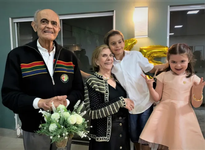 O médico Lauro de Castro Beltrão e a advogada Ana Carlota de Almeida com os netos Davi Matheus e Maria Antonella Brites de Almeida