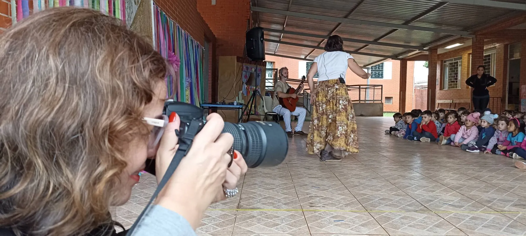 Valéria Felix, fotógrafa da ECOH: há  11 anos  ela registra as emoções das crianças  na hora da contação
