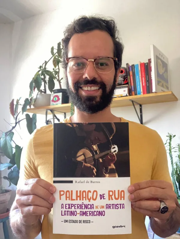 Perfomance de lançamento do livro ''O Palhaço de Rua'' ocorre na praça da Vila Cultural Alma Brasil no sábado (11)