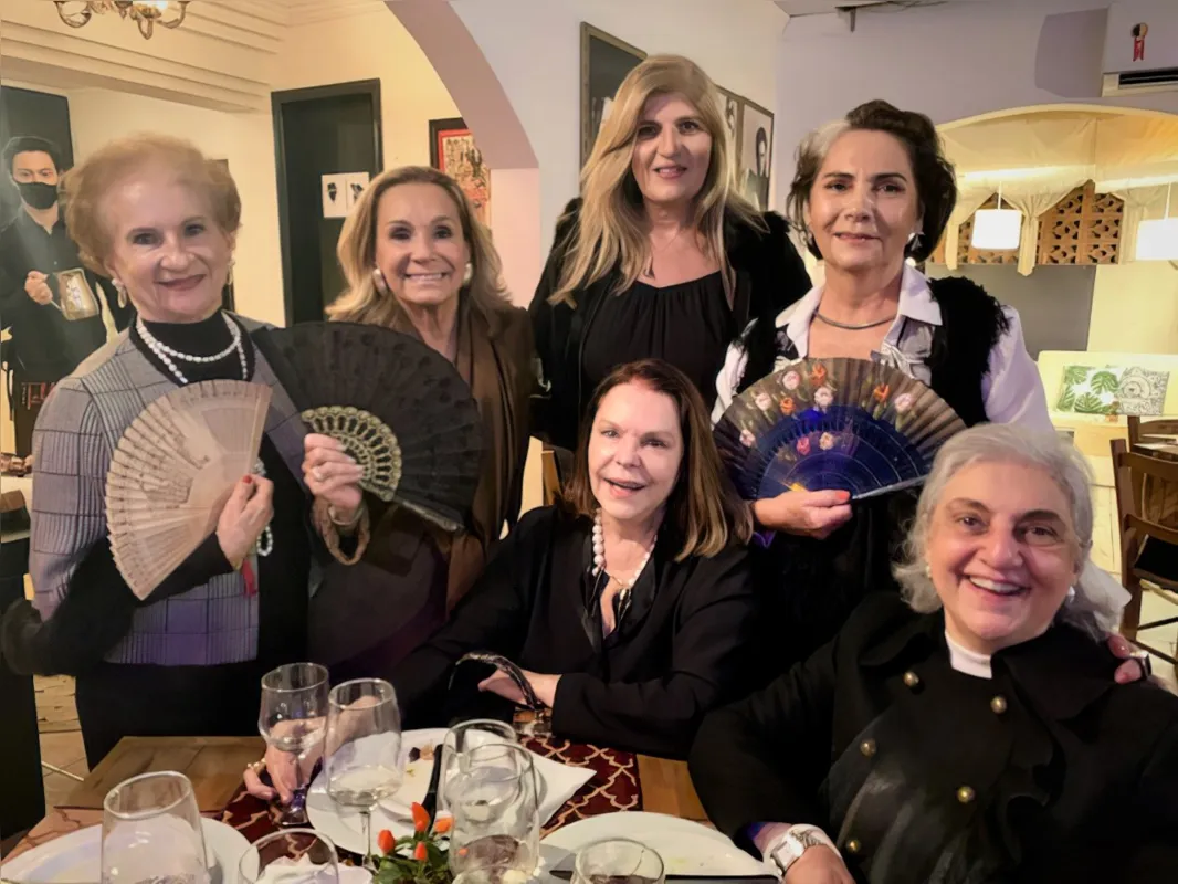 Marisa Ione Barbosa, Keka Costa, Márcia Sahao e a aniversariante (em pé); Patrícia Salazar da Costa e Vitória Sahão, sentadas