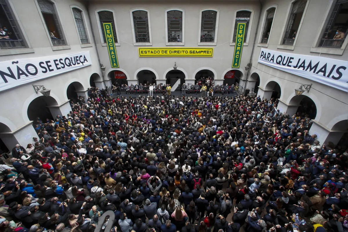Inside view of the University of Sao Paulo's Law School during the reading of a letter for democracy in the framework of a demonstration organized by several social organizations in Sao Paulo, Brazil, on August 11, 2022. - The Faculty of Law of the University of Sao Paulo is hosting a demonstration in defense of democracy, higher courts and the Democratic State of Law. (Photo by Miguel SCHINCARIOL / AFP)
