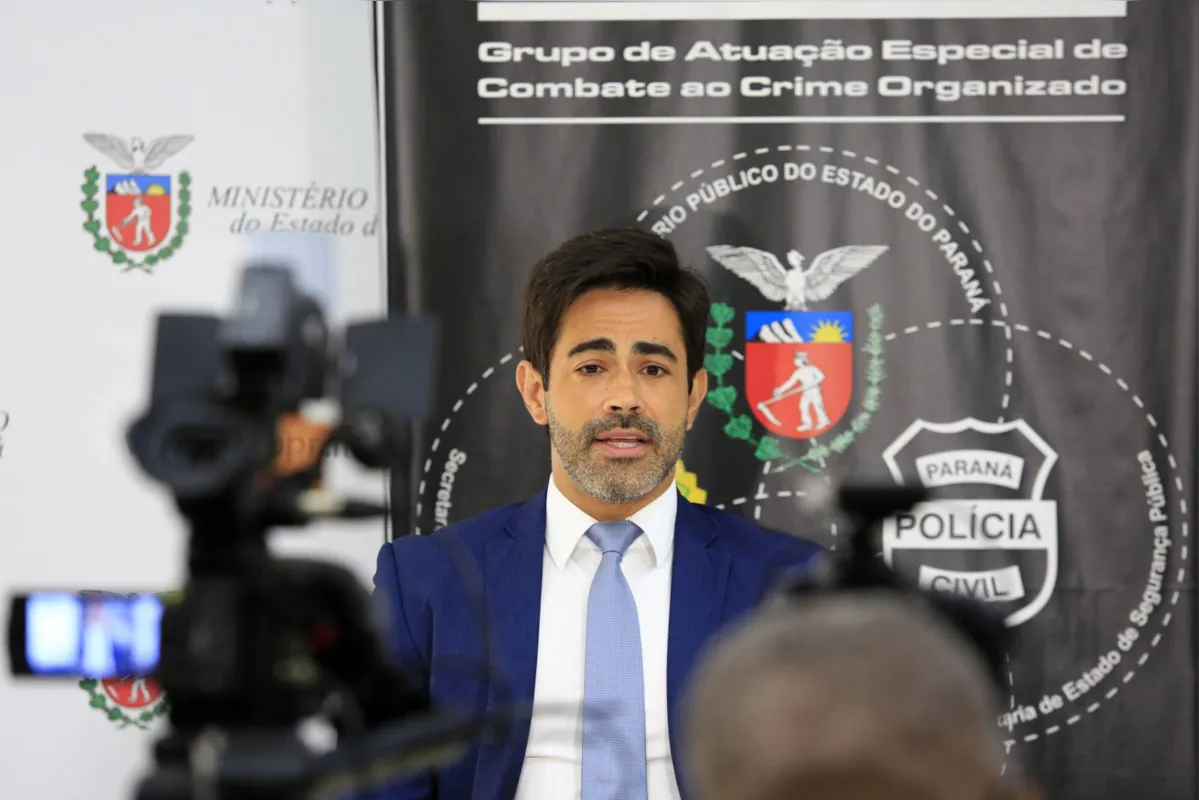 FOZ DO IGUAÃ‡U, PR, 11.07.2022 - ASSASSINATO-PETISTA-FOZ DO IGUAÃ‡U-PR - O promotor de JustiÃ§a Tiago Lisboa concede entrevista coletiva na sede do ministÃ©rio pÃºblico do ParanÃ¡, na manhÃ£ desta segunda-feira (11), em Foz do IguaÃ§u (PR).  O promotor comentou sobre o assassinato do guarda municipal e tesoureiro do PT em Foz do IguaÃ§u (PR), Marcelo Aloizio de Arruda. (Paulo Lisboa/Folhapress)