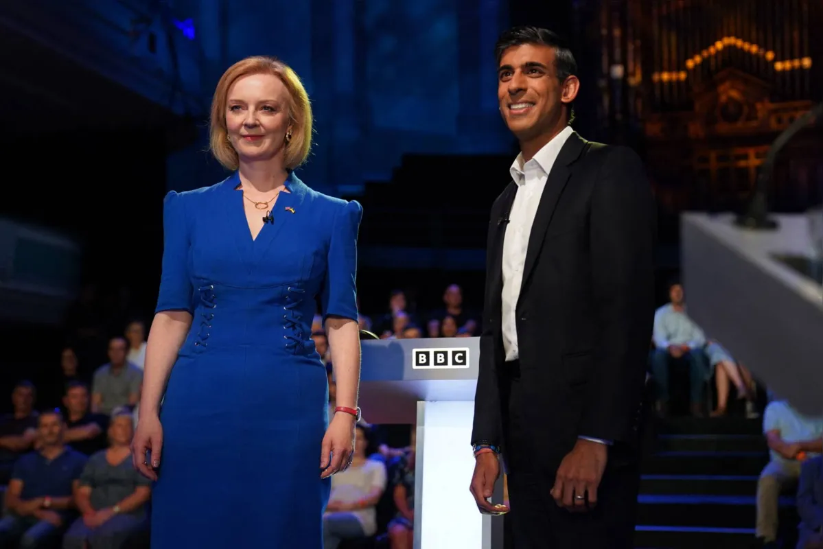 Os conservadores Liz Truss e Rishi Sunak têm propostas similares para combater a chegada ilegal de imigrantes