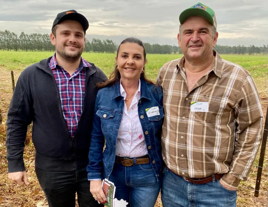 O casal Márcia e César Vellini e o filho Vítor, proprietários da Fazenda Flor Roxa: “Em duas décadas, aprendemos muito”