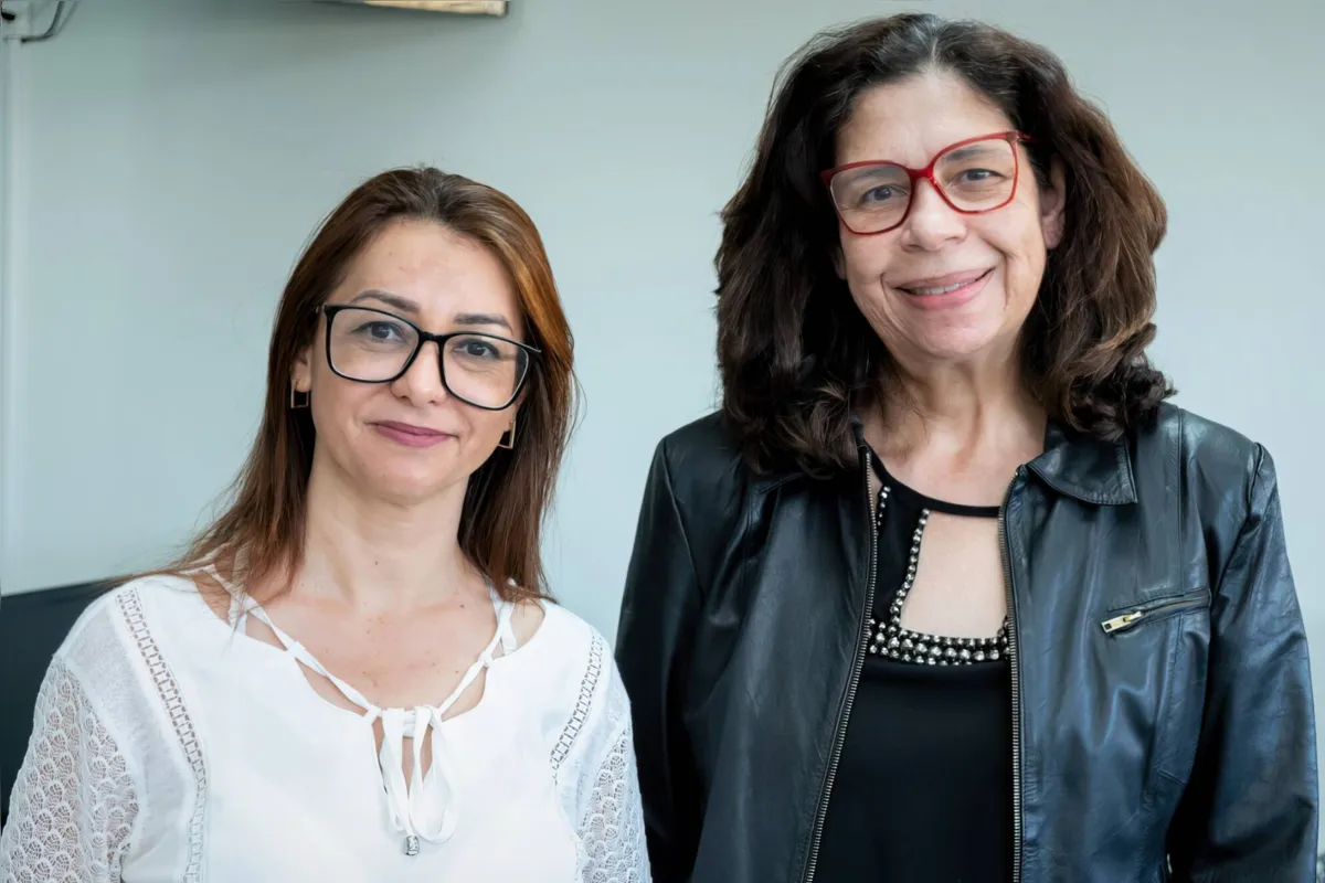 Vivian Venâncio e Adriana de Campos, da equipe da UniFil: curso ainda tem vagas disponíveis para alunos de 2º e últimos anos do ensino médio