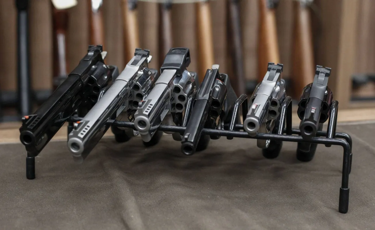 O porte de arma é concedido pela PF, sendo restrito a determinados grupos, como profissionais de segurança pública e membros das Forças Armadas