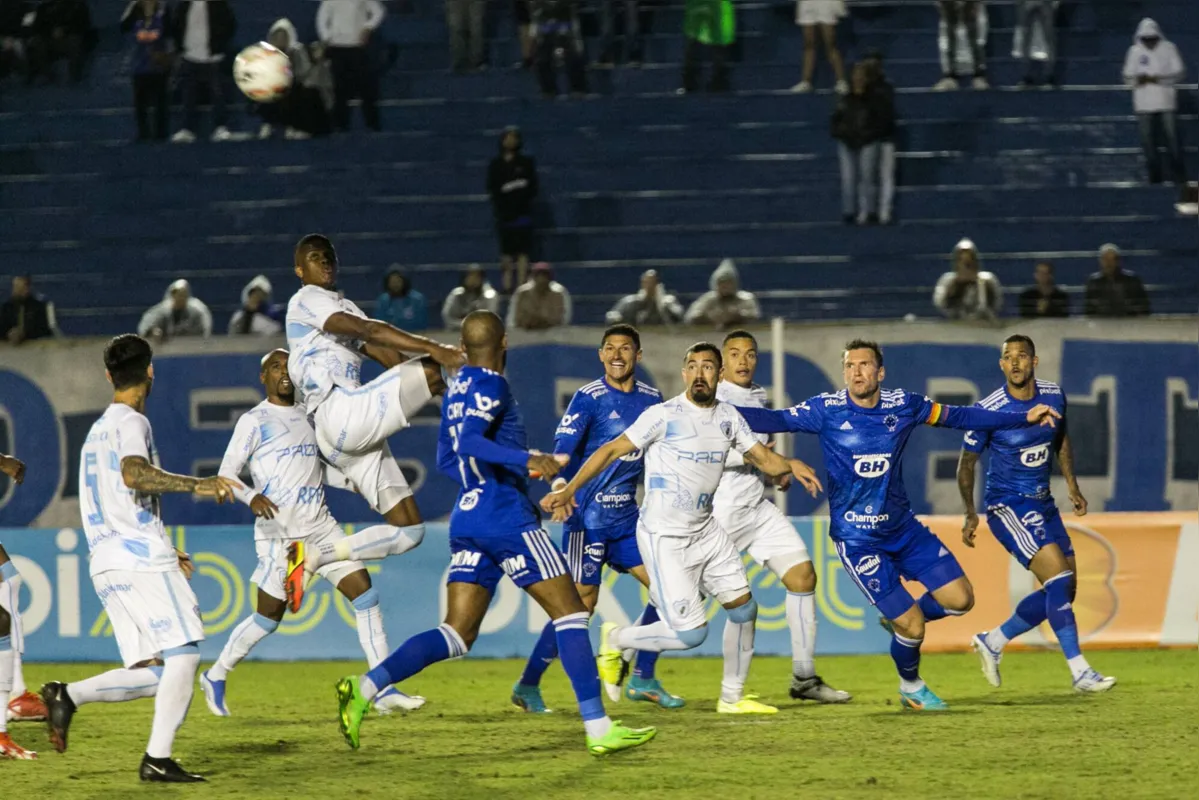 Imagem ilustrativa da imagem Confusão com radialista e jogadores do Cruzeiro marca derrota no Café