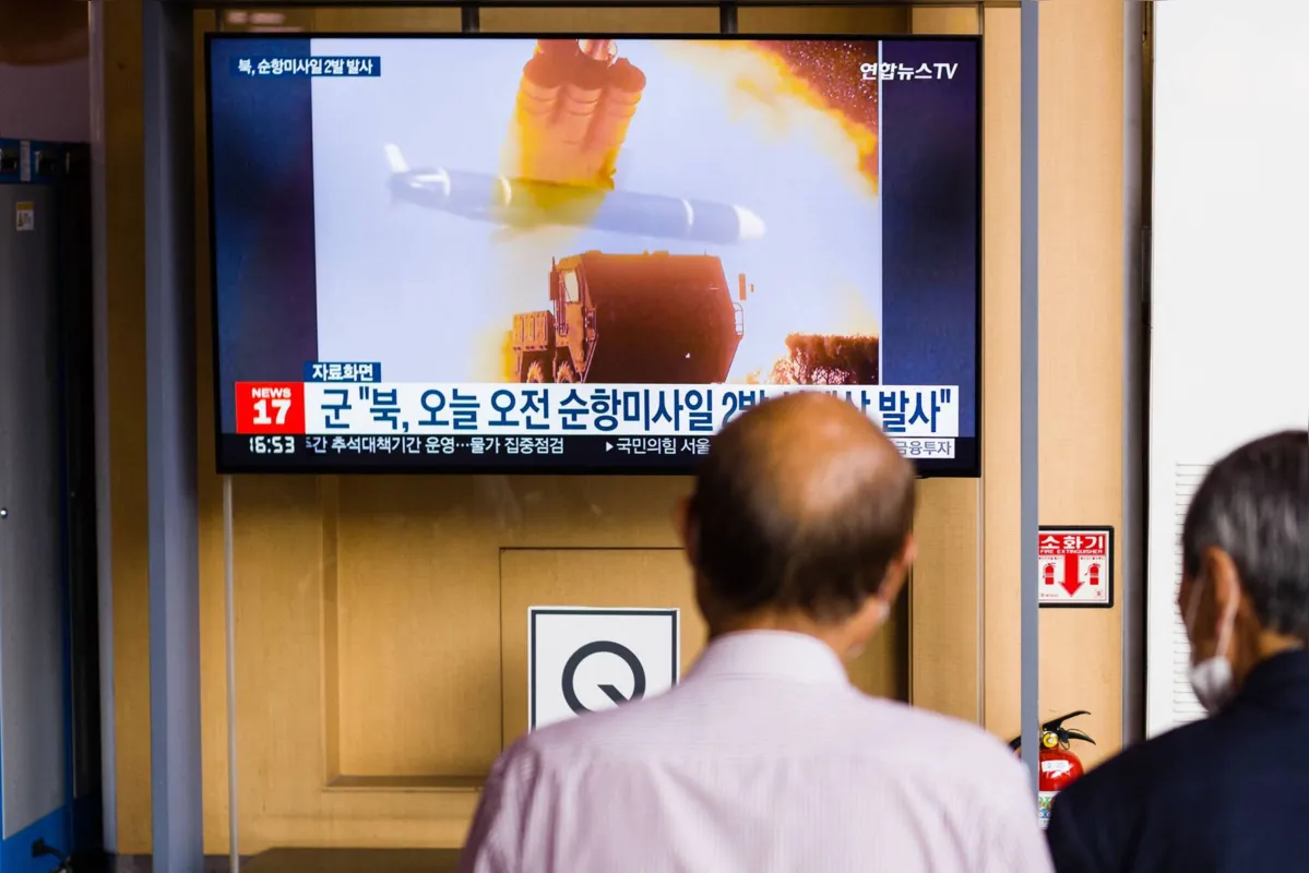 Passageiros em estação de Seul assistem imagens de disparo de mísseis norte-coreanos