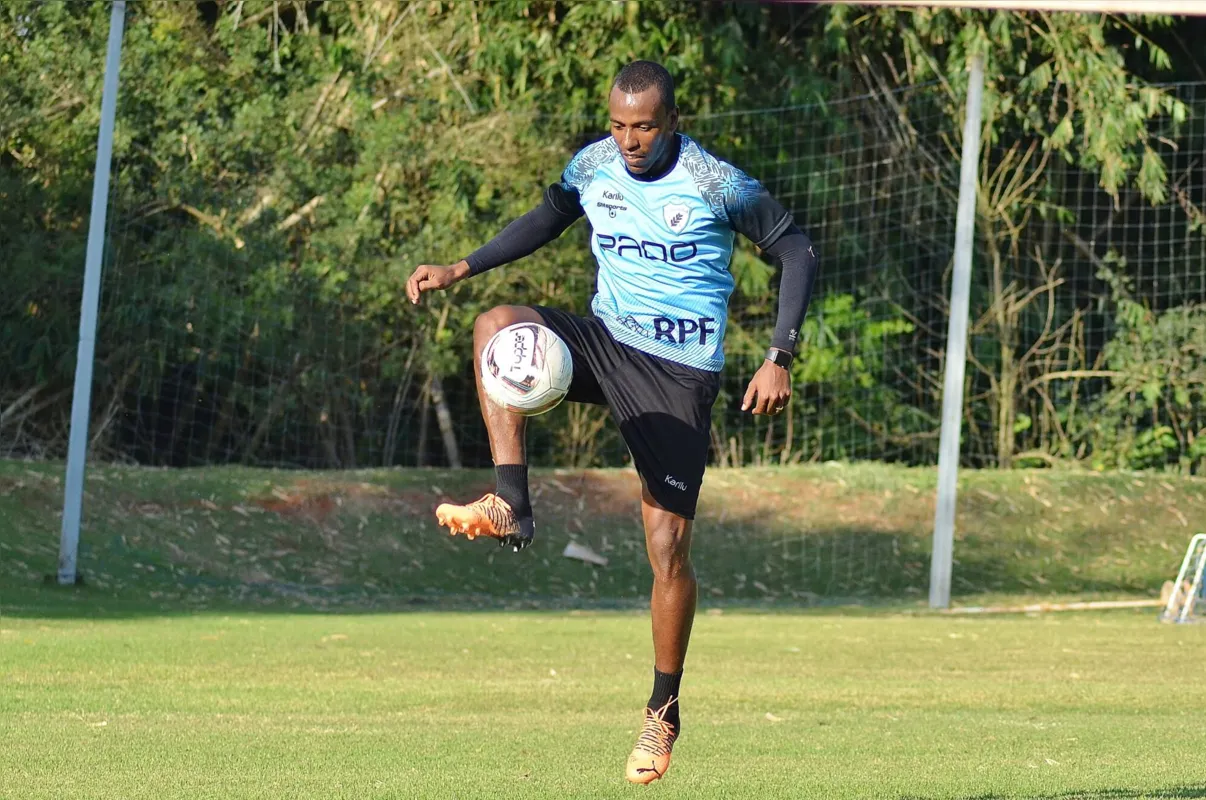 Samuel Santos ficou cinco jogos afastado, esteve no banco contra o Bahia e pode voltar a ser titular diante do Brusque