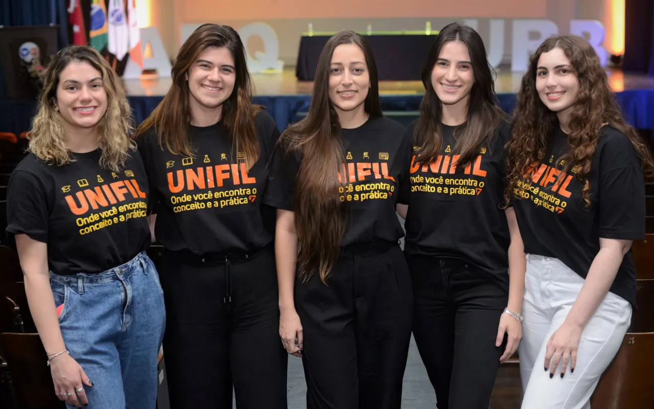 Damaris Moreira Marques, Yasmin Geha, Isadora Bertolazo, Geórgia Resende e Beatriz Zanchetta - equipe organizadora