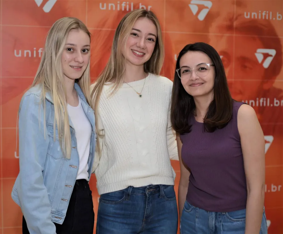 Ana Júlia e Milena Florentino Casado com Maria Alice Noronha Menezes