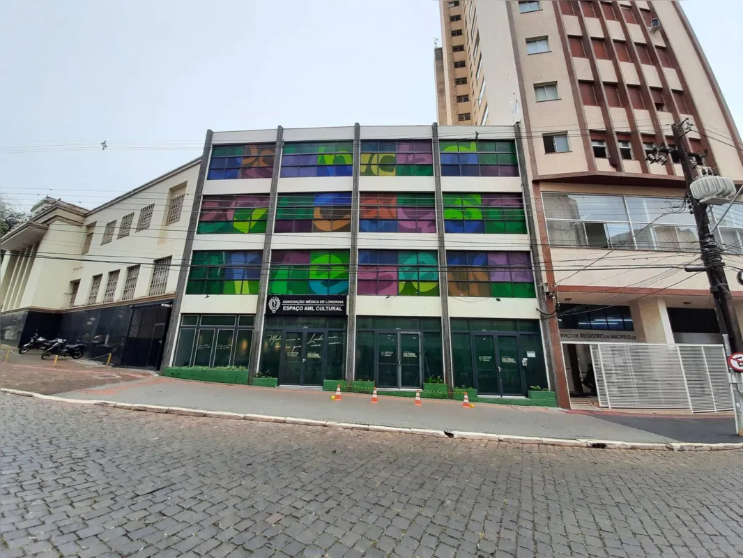 Associação Médica de Londrina ganhou nova fachada com painel multicolorido e reabre nesta quinta-feira (18)