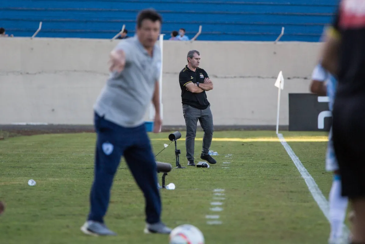 Adilson Batosta e Cláudio Tencati no duelo de sábado: empate deixa o Tubatão em sexto lugar