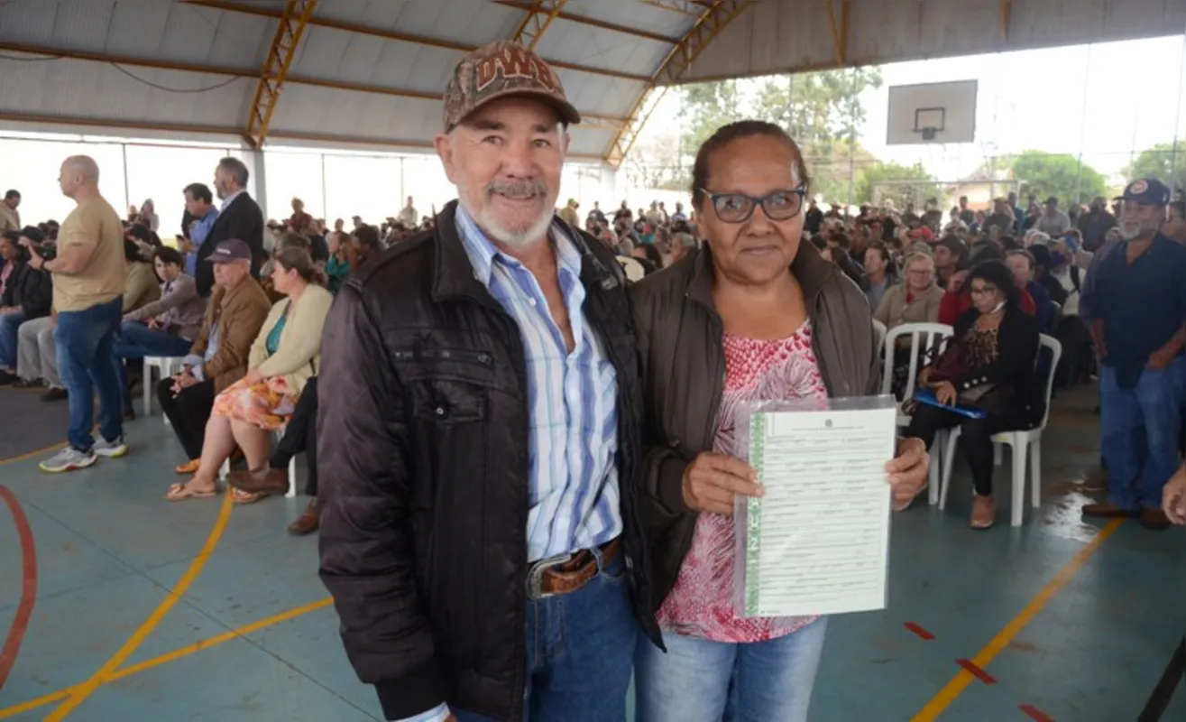 Iracema dos Santos, ao lado do marido, foi uma das pessoas que recebeu o documento .